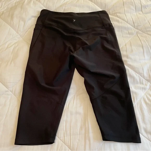 Old Navy Black PowerSoft 15.5” Inseam Crop Capri Women’s Leggings (size XL) - Picture 4 of 6